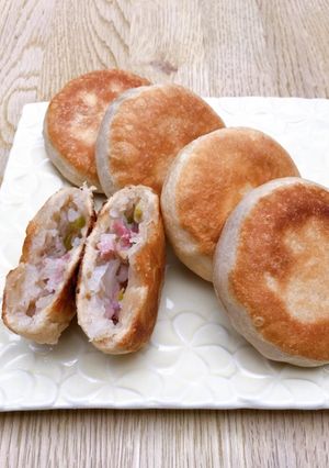 A picture of Taiwanese pan-fried daikon shreds & bacon pie.