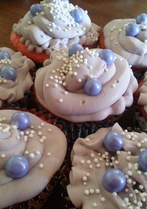 A picture of Strawberry banana cupcakes with cream cheese frosting.