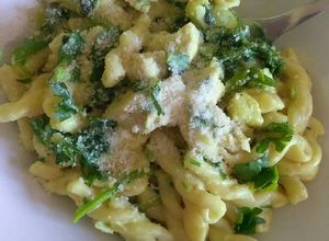 Una foto de Pasta gemelar con espinacas