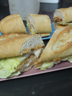 Foto principal de Bocadillo de sobras de lomo rebozado con queso