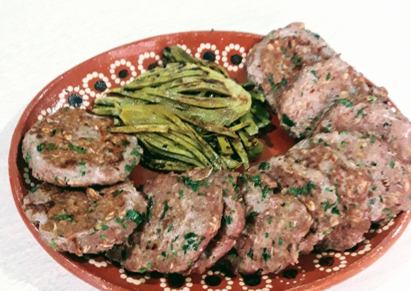 Tortitas de carne y avena, con guarnición de nopales sin baba