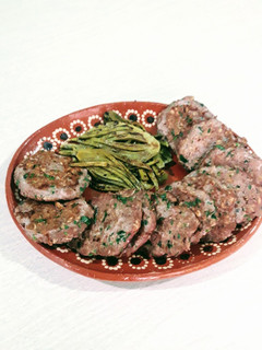 Una foto de Tortitas de carne y avena, con guarnición de nopales sin baba