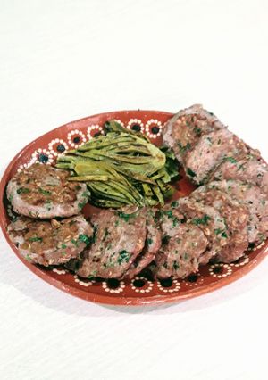 Una foto de Tortitas de carne y avena, con guarnición de nopales sin baba