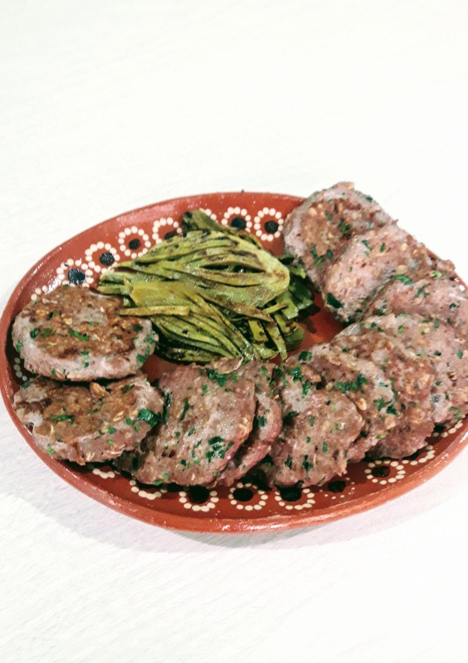 Una foto de Tortitas de carne y avena, con guarnición de nopales sin baba
