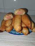 Salchichas envueltas en masa fina.