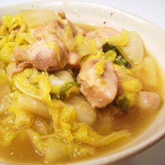 A picture of Sukiyaki Style Stewed Chicken and Chinese Cabbage.
