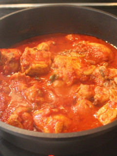 Una foto de Pollo con tomate