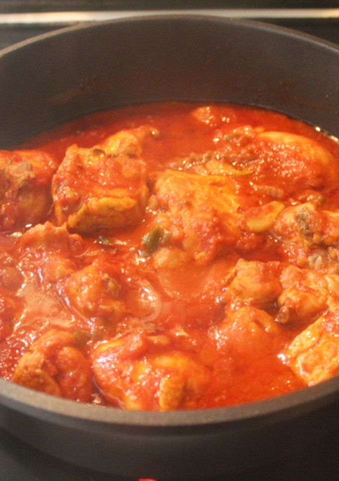 Una foto de Pollo con tomate