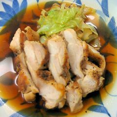 A picture of Chicken and Cabbage in a Frying Pan.