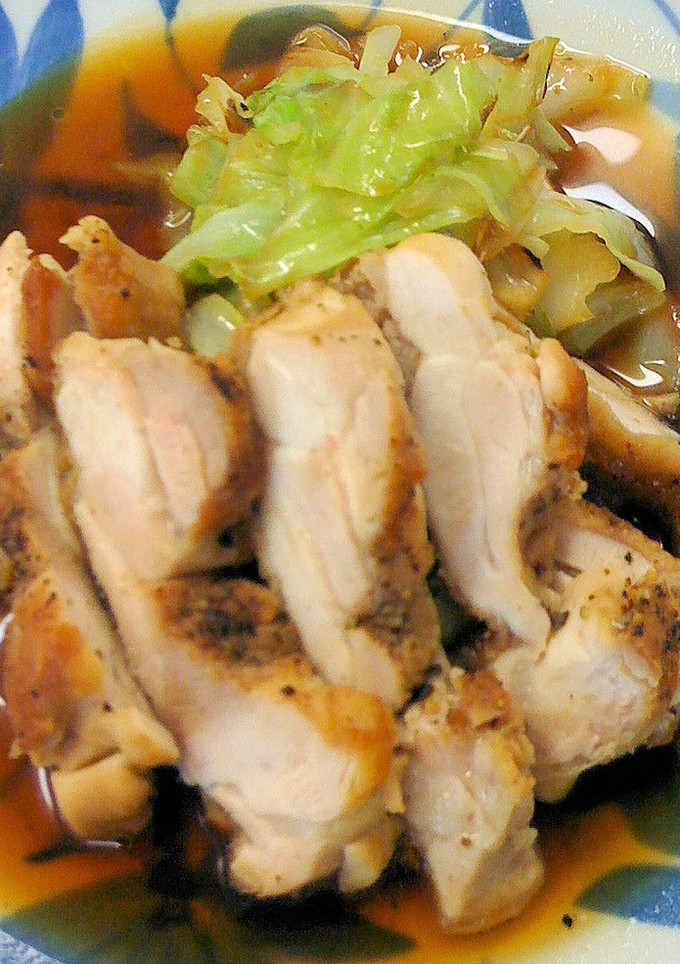 A picture of Chicken and Cabbage in a Frying Pan.