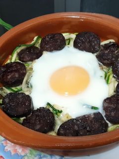 Una foto de Nidos de calabacín y butifarra negra