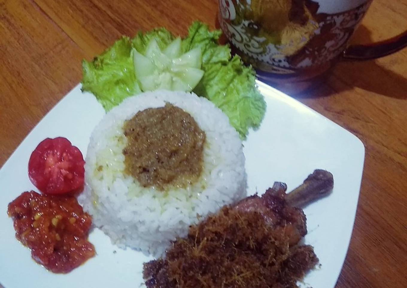 Bebek goreng kuah kuning dan serundeng
