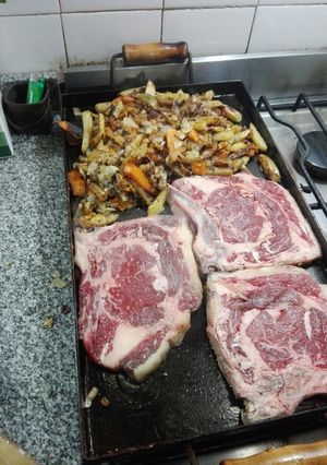 Una foto de Bifes con papas con camisa y queso