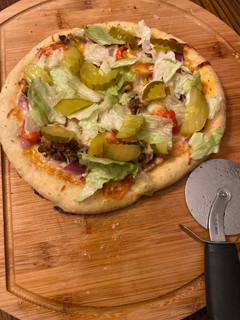 A picture of Deluxe hamburger pizza.
