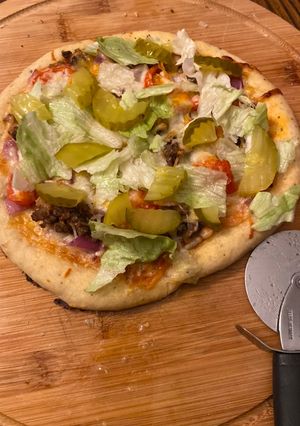 A picture of Deluxe hamburger pizza.
