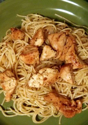 A picture of Spaghetti with olive oil, shallots and garlic with grilled chicken.
