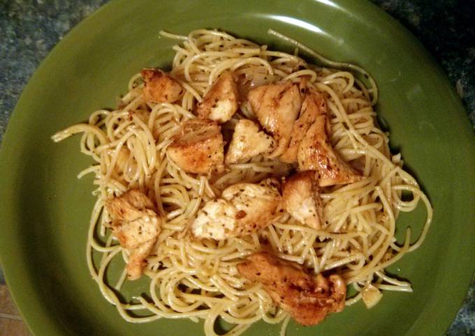 Spaghetti with olive oil, shallots and garlic with grilled chicken