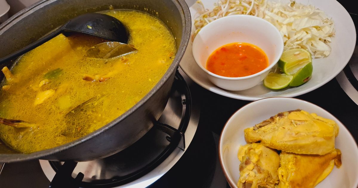Soto Ayam ceker Kuah kuning