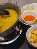 Soto Ayam ceker Kuah kuning