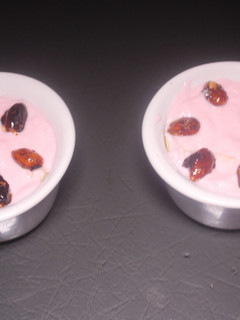Una foto de Pera con yogurt de fresa