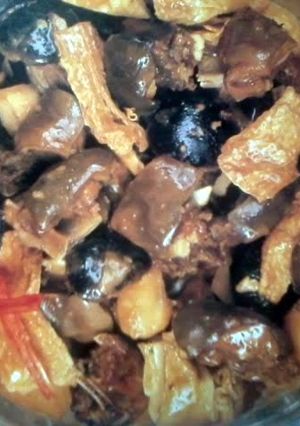 A picture of Mutton Pot with Beancurd Sticks.