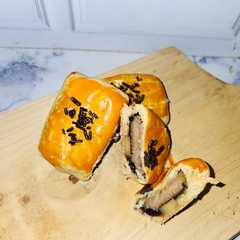 A picture of #01 Bolen Pisang Coklat.