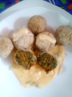 Una foto de Albóndigas de Verduras en salsa saborizada de queso
