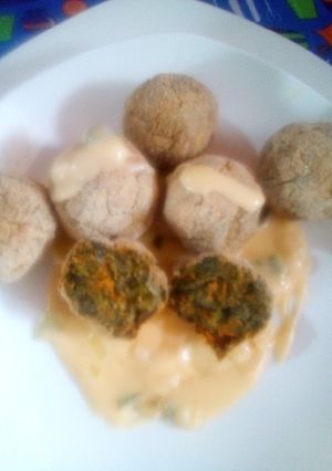 Una foto de Albóndigas de Verduras en salsa saborizada de queso