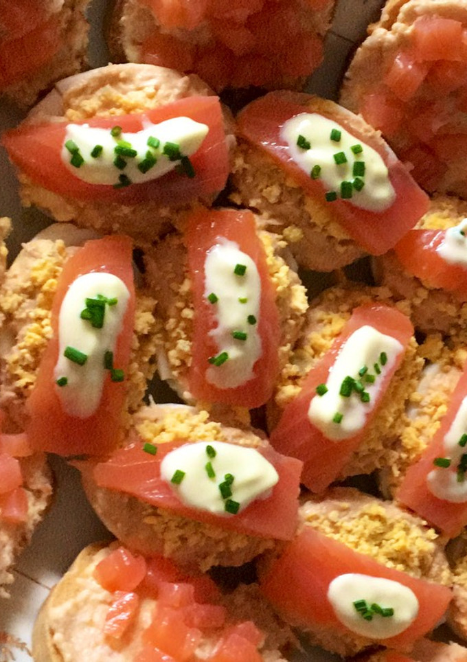 Una foto de Huevos rellenos y paté de cangrejo
