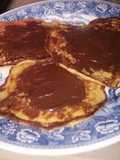 Tortitas de banano cubiertas de chocolate. (panqueques)
