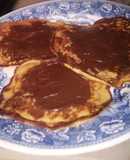 Tortitas de banano cubiertas de chocolate. (panqueques)