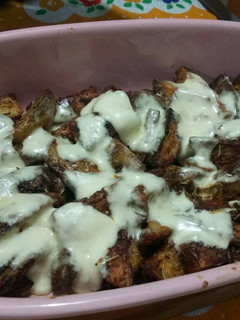 Una foto de Papas rústicas con hierbas gratinadas
