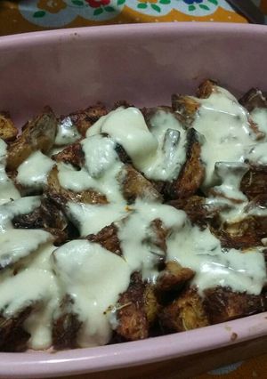 Una foto de Papas rústicas con hierbas gratinadas