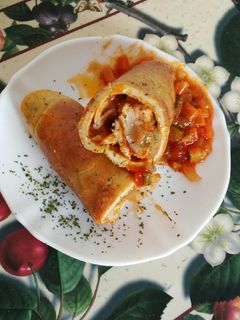 Una foto de Tortilla francesa rellena de carne con salsa