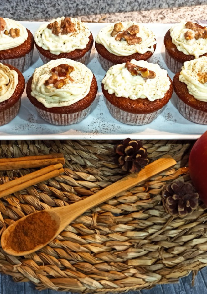 Una foto de Muffins de manzana 🍎, canela y chocolate blanco 🧁🍫