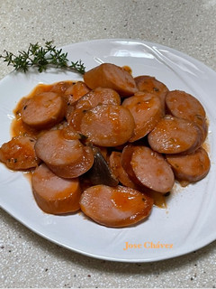 Una foto de Salchichas al vino con Salsa de Tomate