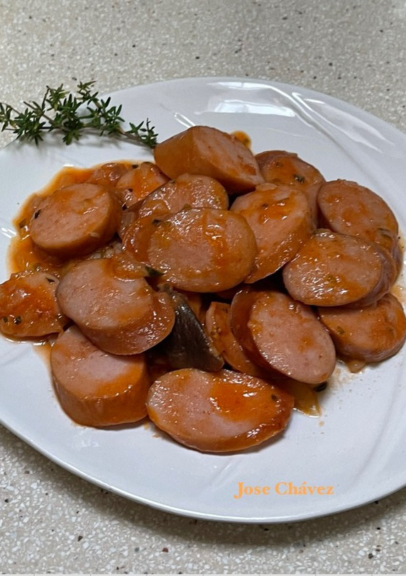 Una foto de Salchichas al vino con Salsa de Tomate