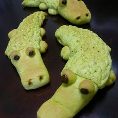 A picture of Crocodile-Shaped Melon Bread in the Microwave.
