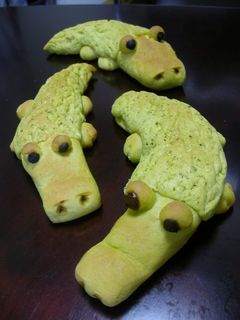 A picture of Crocodile-Shaped Melon Bread in the Microwave.