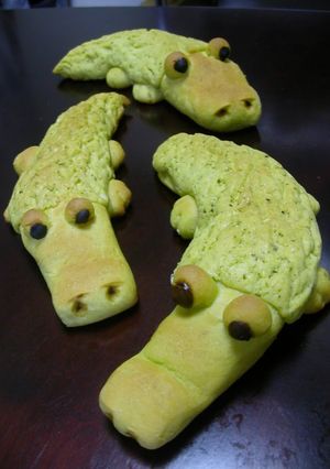 A picture of Crocodile-Shaped Melon Bread in the Microwave.