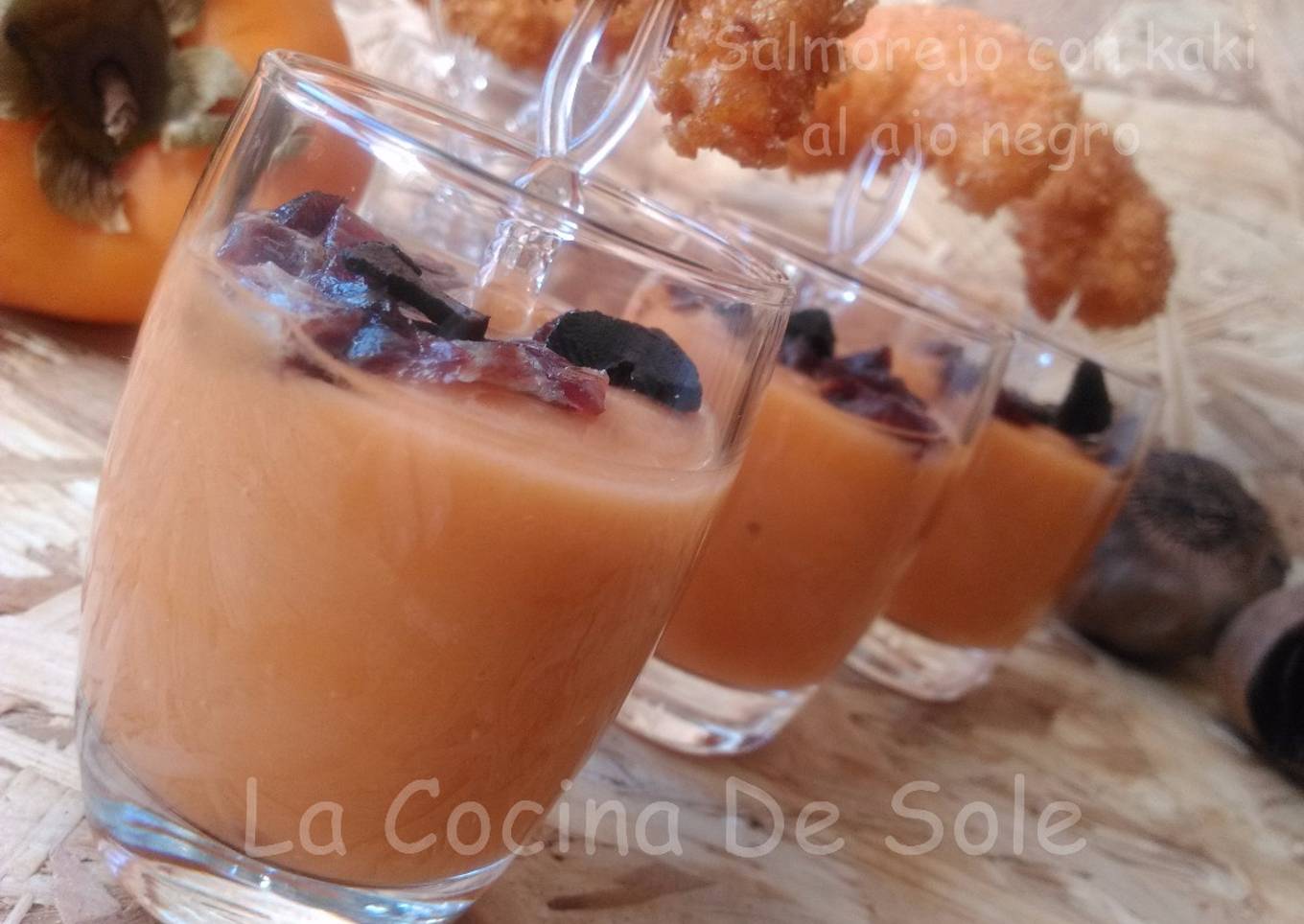 Salmorejo con kaki al ajo negro (Sin gluten)