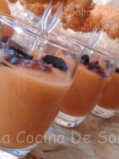 Una foto de Salmorejo con caqui y ajo negro (Sin gluten)