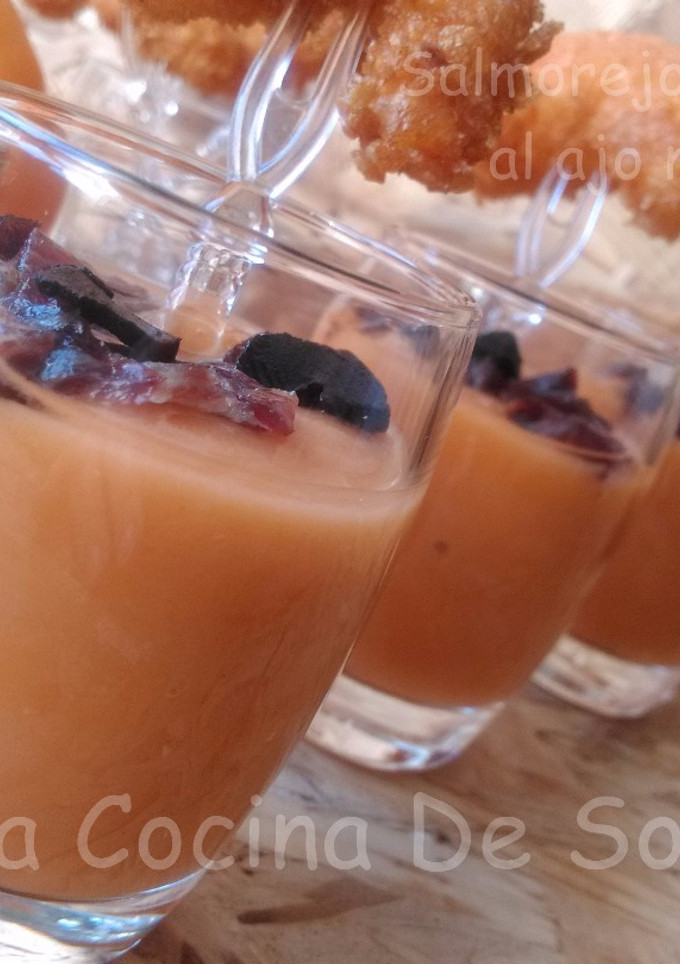 Una foto de Salmorejo con caqui y ajo negro (Sin gluten)
