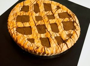 Una foto de 🍫 Pasta Frola Clásica con Relleno de Membrillo y su Versión "Tentación de Chocolate" 🍫