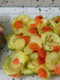 Una foto de Solomillo relleno de pistachos, foie y pasas con verduras al vapor