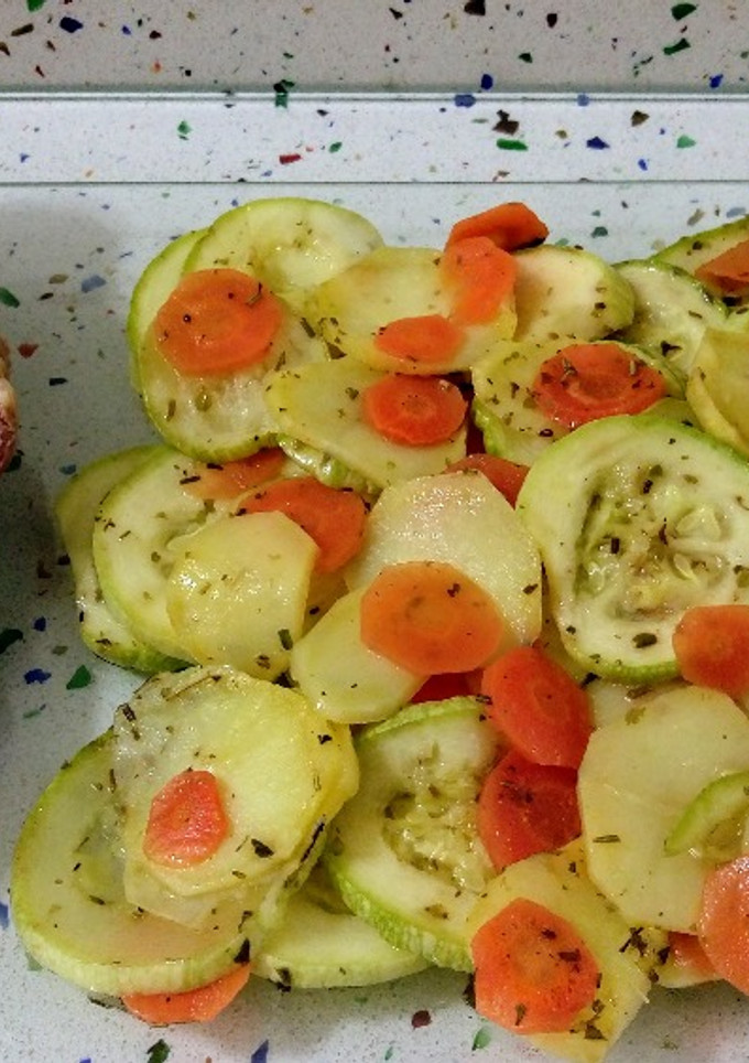 Una foto de Solomillo relleno de pistachos, foie y pasas con verduras al vapor