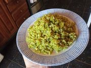 Una foto de arroz verde con cilantro