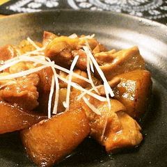 A picture of Chinese-style Sweet & Spicy Simmered Daikon Radish and Chicken.