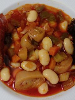 Una foto de Judiones con ibéricos y verduras