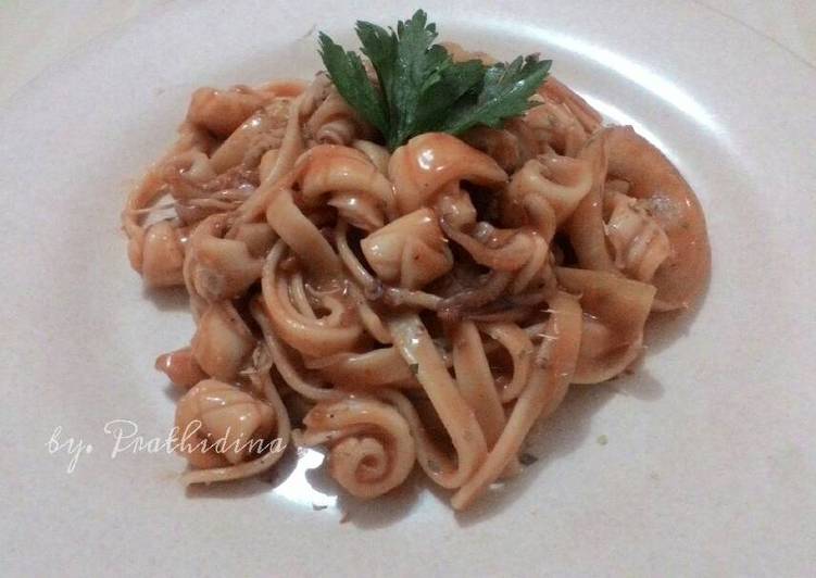 Bagaimana Menyiapkan Fettucini spicy tuna with enoki squid, Enak